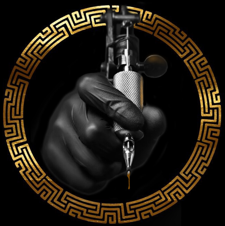 Emblema de JERE.TATTOO: máquina de tatuar en negro y dorado