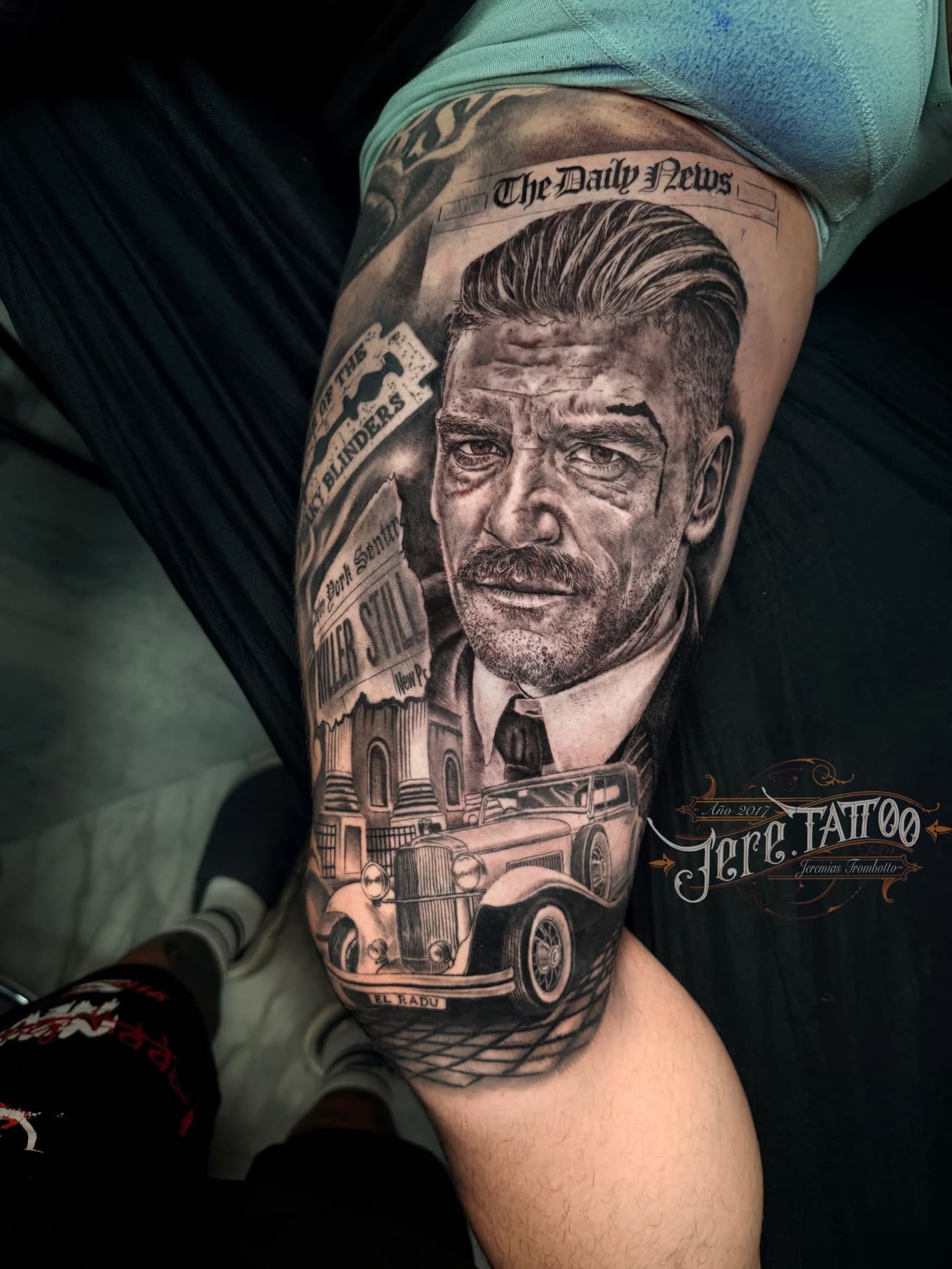 Tatuaje realista de retrato estilo Peaky Blinders con coche clásico en el muslo, black and grey en Castellón