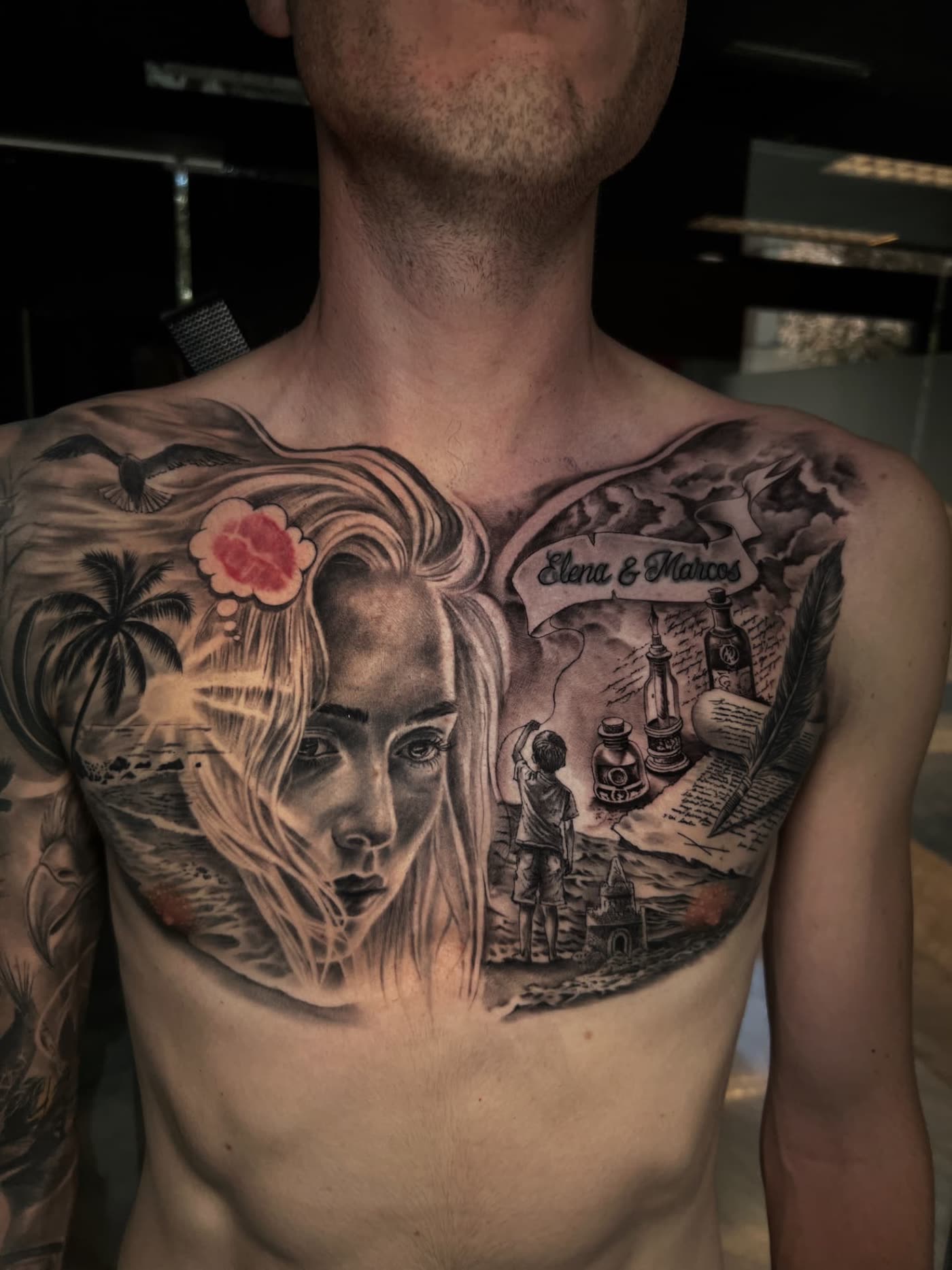 Pecho realista con retrato femenino, playa y lettering, black and grey